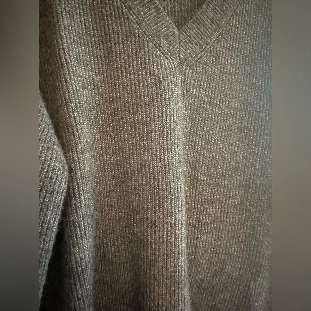 CeCe | Grey Ribbed V-Neck Sweater